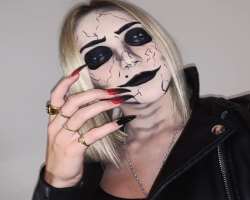 She is blessed with excellent skills of makeup and often shares her picture on her Instagram account with some fantastic makeup looks.